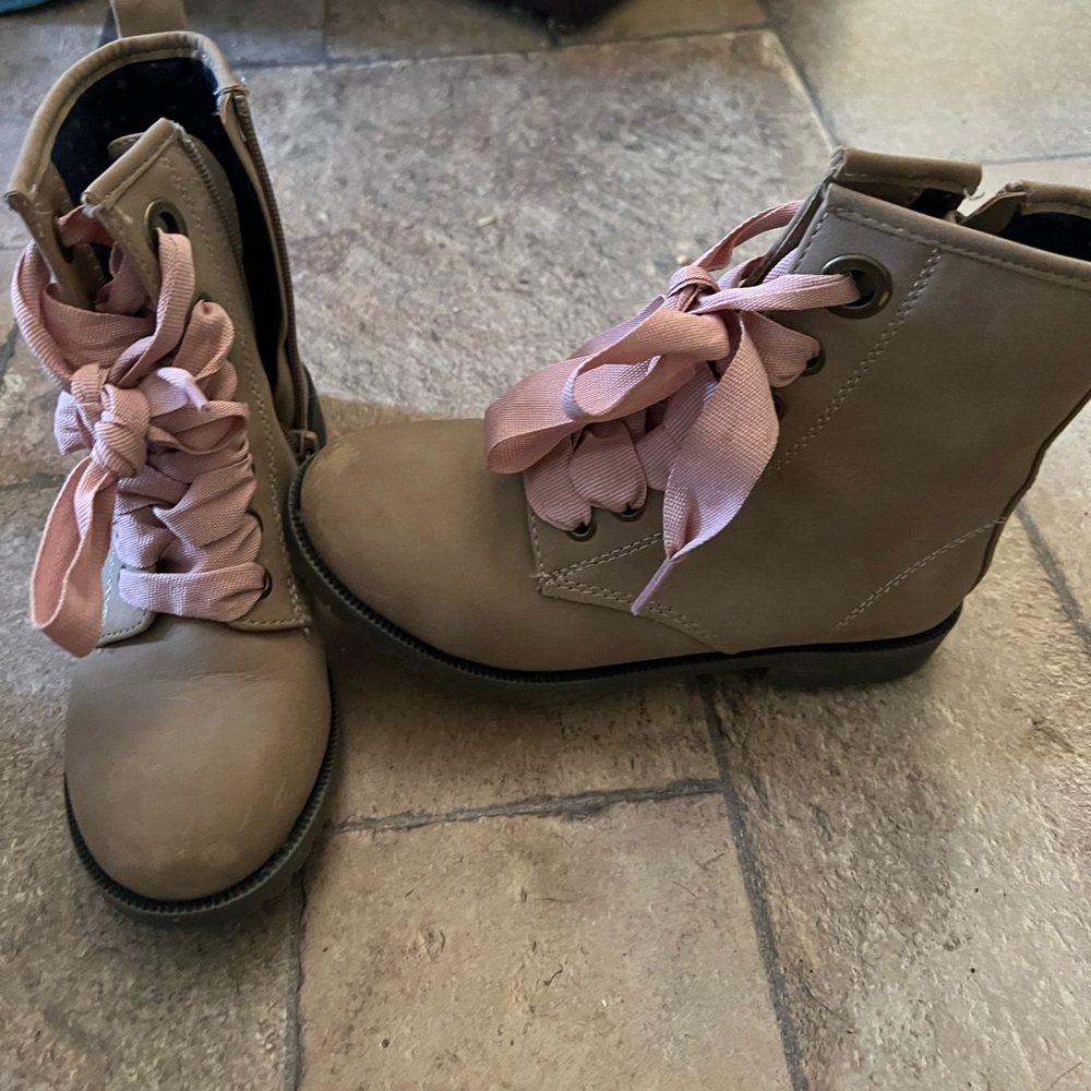 Cat and Jack Girls size 1 boot in good condition!